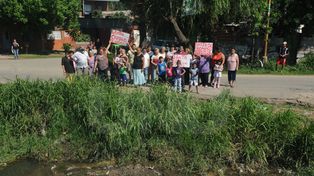 Se hunde cada vez más la calle lindera al zanjón sobre Suipacha