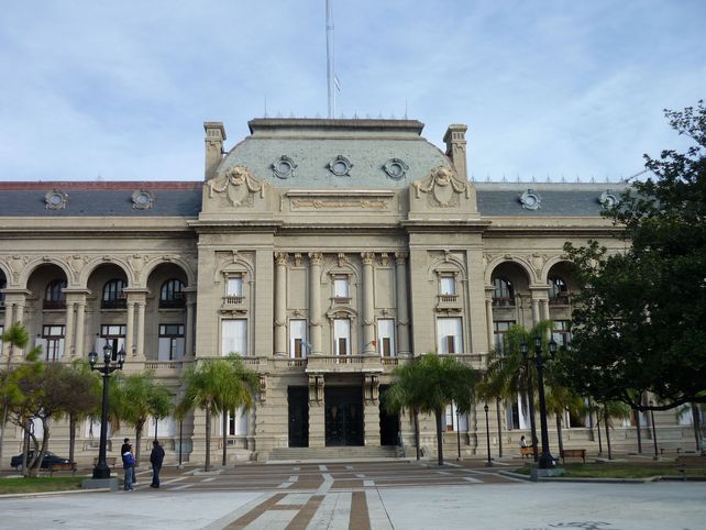 El trabajo compara sueldos de empleados públicos de la provincia y de Rosario con los de la actividad privada.
