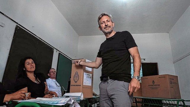 Rogelio Frigerio votó junto a su familia y resaltó el nuevo sistema electoral. Rogelio Frigerio votó junto a su familia y resaltó el nuevo sistema electoral.