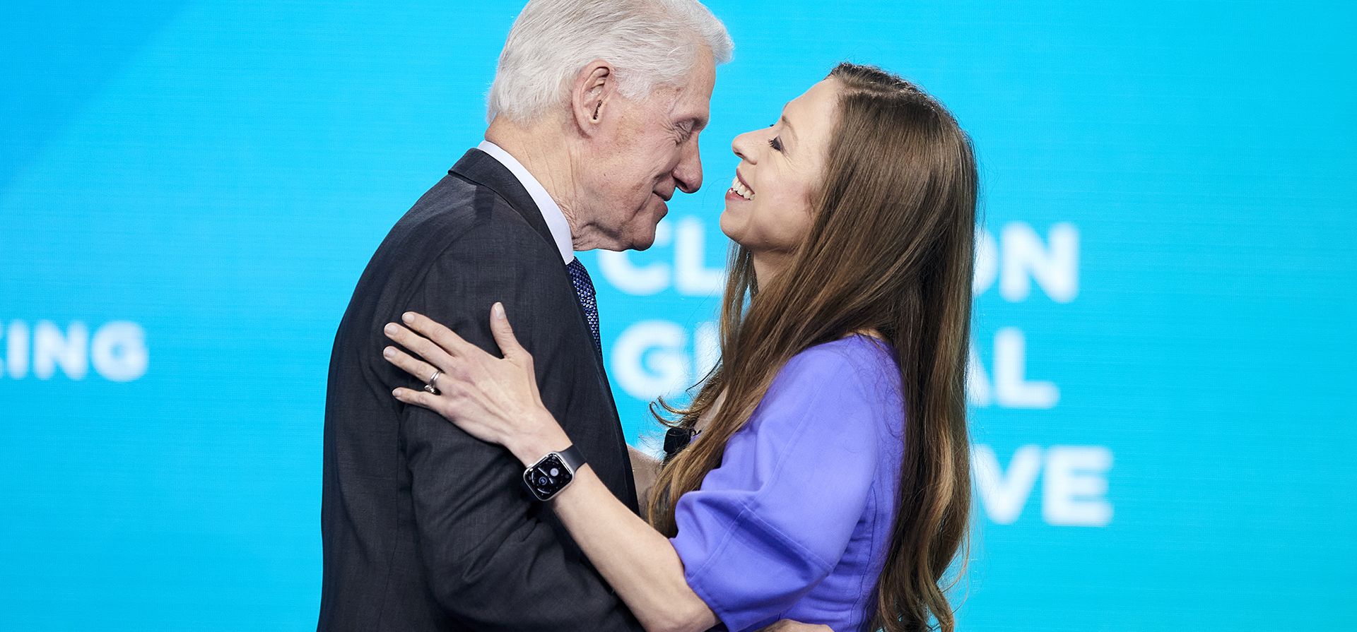 Bill Clinton, fundador y presidente de la junta directiva de la Fundación Clinton y 42.º presidente de los Estados Unidos, abraza a Chelsea Clinton, vicepresidenta de la Fundación Clinton, a la derecha, durante la Iniciativa Global Clinton, el lunes 23 de septiembre de 2024, en Nueva York. (Foto AP/Andres Kudacki) Bill Clinton, fundador y presidente de la junta directiva de la Fundación Clinton y 42.º presidente de los Estados Unidos, abraza a Chelsea Clinton, vicepresidenta de la Fundación Clinton, a la derecha, durante la Iniciativa Global Clinton, el lunes 23 de septiembre de 2024, en Nueva York. (Foto AP/Andres Kudacki)