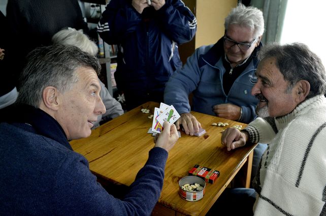 El jefe del Estado visitó un centro de jubilados y reivindicó la acción oficial con los abuelos.