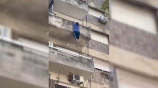 Conmoción en el centro: quedó colgado de un balcón y se cayó de un cuarto piso