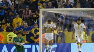 Desazón. Servio, Benítez y Báez se lamentan&nbsp;tras el golazo que&nbsp;convirtió Fabra, el&nbsp;segundo de Boca.