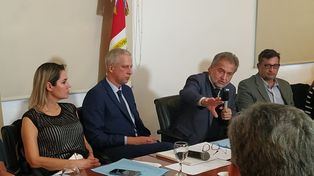 El diputado del Frente de Todos Roberto Mirabella en la reunión que se desarrolló en el Senador de la Nación.