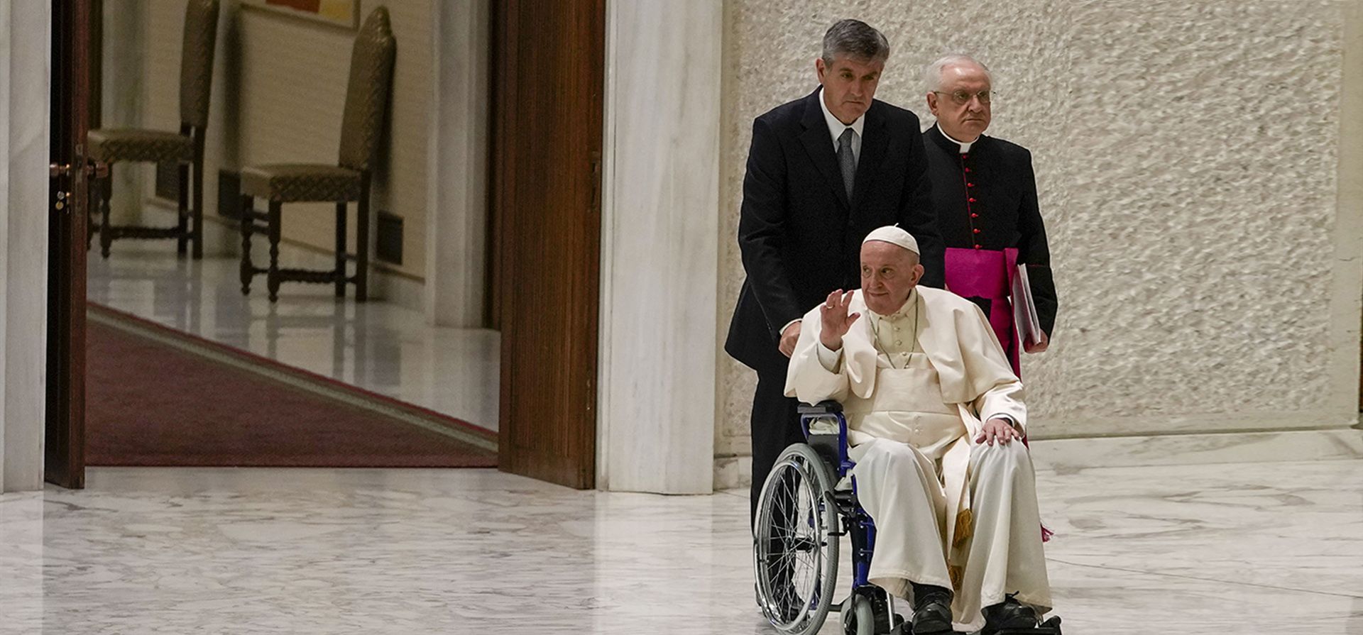El Papa Francisco llega en silla de ruedas para asistir a su audiencia general semanal en el Salón Pablo VI del Vaticano, el jueves 5 de mayo de 2022. El Papa Francisco sufre una distensión en los ligamentos de la rodilla derecha. Recientemente, Francis reveló que se había sometido a algunas inyecciones para aliviar el dolor, aunque no estaba claro qué implicaba el procedimiento.