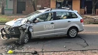 Violento choque entre un auto y una moto en avenida General Paz: tres personas fueron hospitalizadas