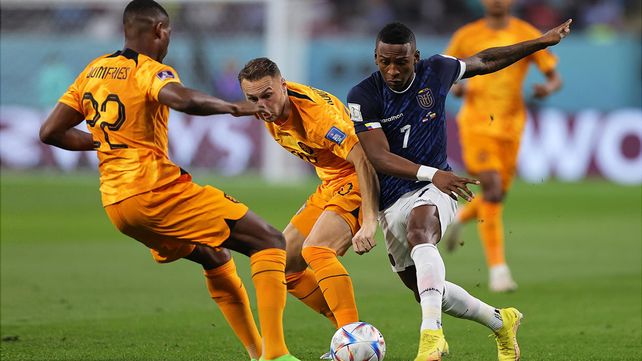 Teun Koopmeiners de los Países Bajos en acción contra Pervis Estupinan de Ecuador durante el partido de fútbol del grupo A de la Copa Mundial de la FIFA 2022 entre los Países Bajos y Ecuador en el Estadio Internacional Khalifa en Doha