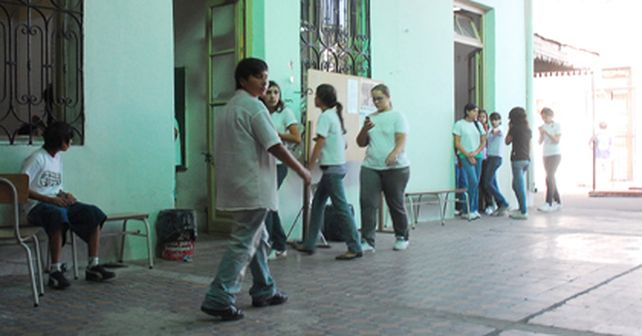 A diario 450 adolescentes recorren el patio de la Técnica 638 de barrio Arroyito.