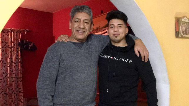 Facundo Contreras abrazado a su padre