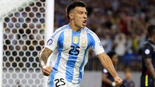 Lisandro Martínez se llena la boca de gol. Fue el primero suyo en la selección argentina, vital para el triunfo sobre Ecuador.