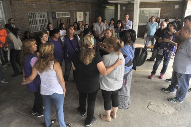 amor.. Los colaboradores de Montaldo lo despidieron con música en la Escuela 1.027