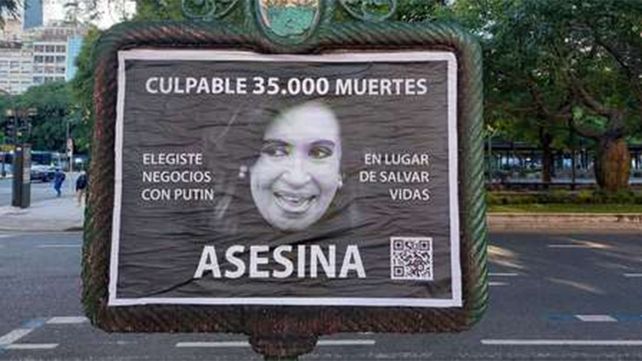 Los carteles que presuntamente financió la mujer que se presentó en Tribunales y quedó imputada.