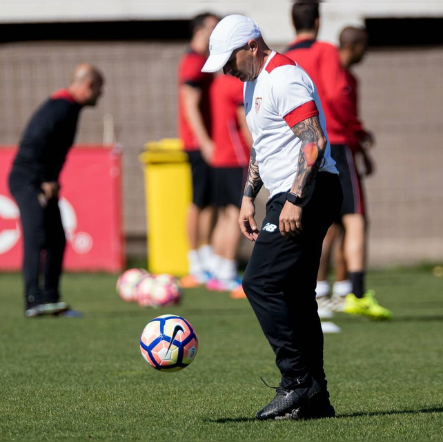 El casildense sorprendió en un entrenamiento de Sevilla con sus nuevos tatuajes.