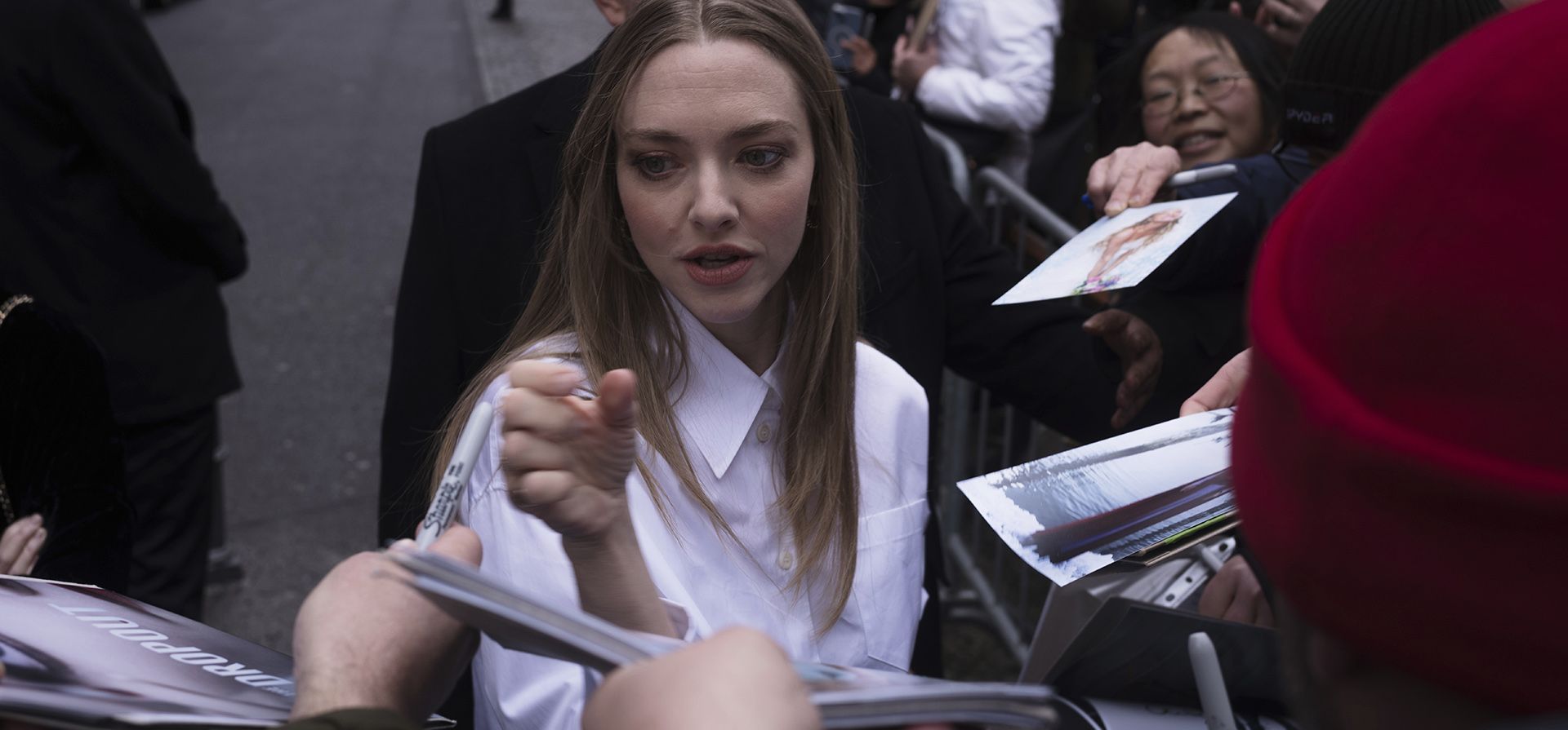 Amanda Seyfried da autógrafos a los fanáticos cuando llega para una sesión fotográfica de la película Seven Veils en el Festival Internacional de Cine Berlinale, en Berlín, el jueves 22 de febrero de 2024. (Foto AP/Markus Schreiber) Amanda Seyfried da autógrafos a los fanáticos cuando llega para una sesión fotográfica de la película Seven Veils en el Festival Internacional de Cine Berlinale, en Berlín, el jueves 22 de febrero de 2024. (Foto AP/Markus Schreiber)