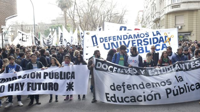 Docentes y estudiantes en la última marcha en Rosario&nbsp;