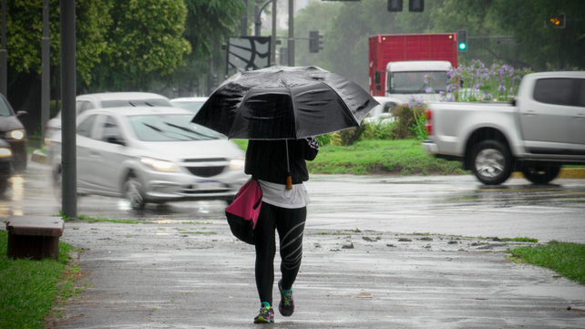Rosario pone pausa al mini verano y se espera que el tiempo de este viernes esté marcado por las lluvias.
