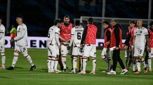 Los futbolistas de Newells tuvieron una noche negra en Córdoba. Otra ve perdieron y la crisis se agrava.
