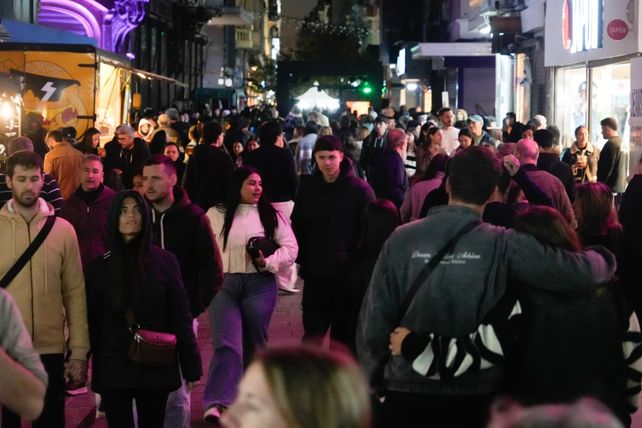 Los rosarinos colmaron la calle en una nueva edición de La Noche de las Peatonales.