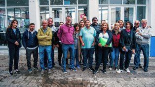 Integrantes de la Lista 92 Sentimiento Azul y Negro se congregaron en la puerta de la institución y exigieron respuestas a la comisión directiva de Echagüe.