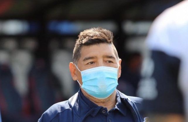 Diego Maradona fue aislado este martes por un positivo de coronavirus en su entorno.