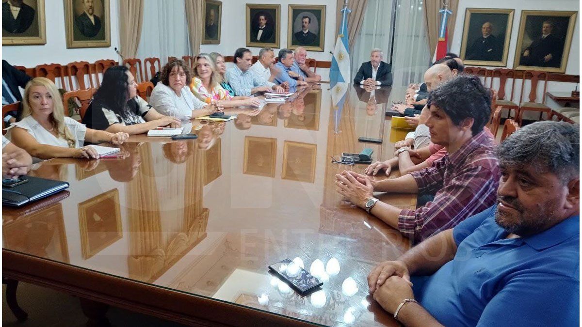 Estatales y docentes recibirán un aumento salarial del 18% y una suma fija