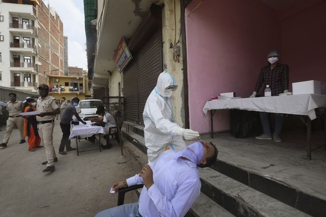 Hisopados en las calles de Nueva Delhi. India es el segundo país más afectado por el virus.