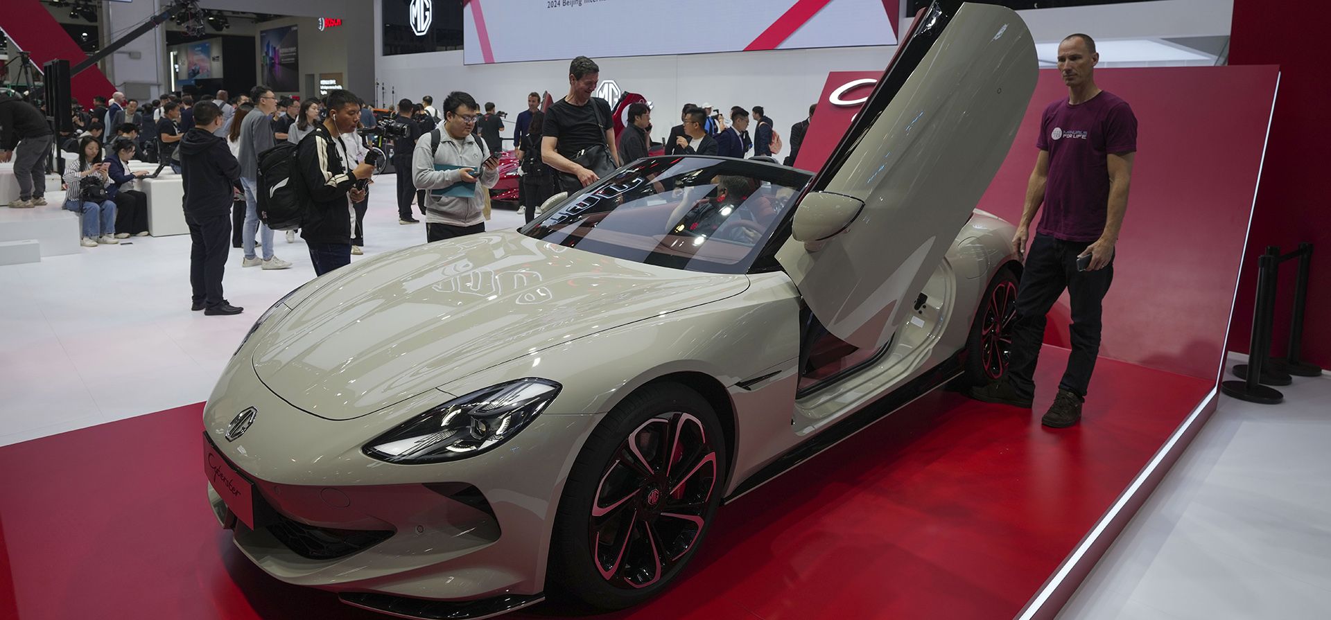 Los visitantes observan un automóvil MG durante la inauguración del Salón del Automóvil de China en Beijing, China, el jueves 25 de abril de 2024. (Foto AP/Tatan Syuflana) Los visitantes observan un automóvil MG durante la inauguración del Salón del Automóvil de China en Beijing, China, el jueves 25 de abril de 2024. (Foto AP/Tatan Syuflana)