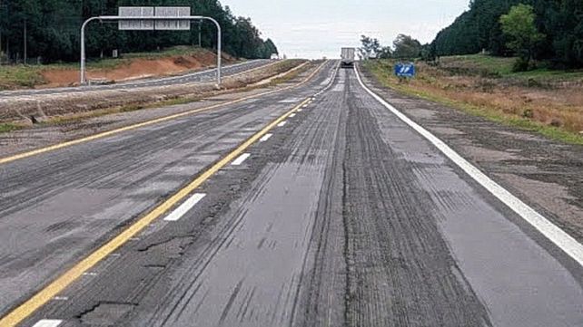 En varios kilómetros la calzada presenta ondulaciones y desperfecto.