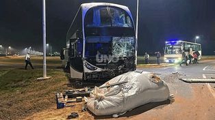 Fuerte choque: Un colectivo de tour y un camión colisionaron en Sauce Viejo, dejando varios heridos.