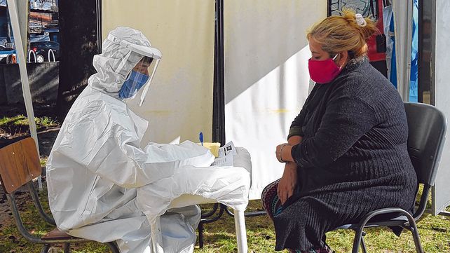 Testeos. La toma de muestras en barrios populares y mercados tiene el objetivo de detectar a pacientes asintom&aacute;ticos.