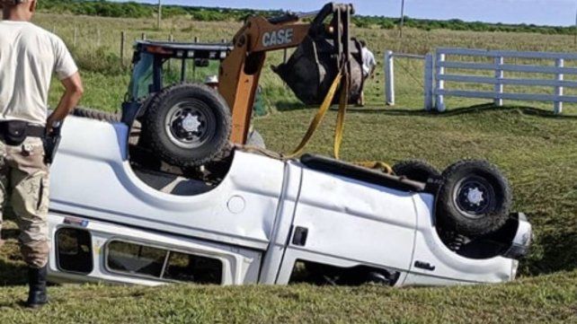 Un hombre mayor de edad perdió el control del vehículo y terminó en una alcantarilla. El accidente ocurrió la mañana de este jueves.