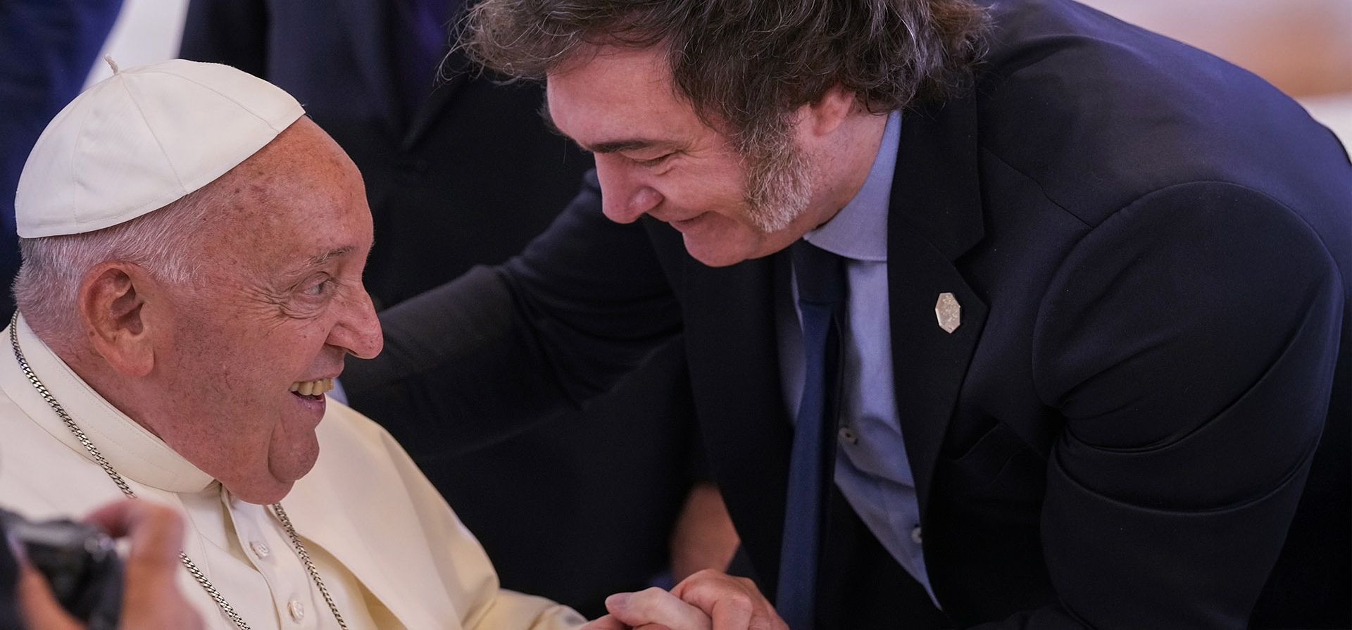 El papa Francisco saluda al presidente argentino Javier Milei durante una sesión de trabajo sobre inteligencia artificial, energía, África y Oriente Medio en la cumbre del G7, en Borgo Egnazia, cerca de Bari, en el sur de Italia, el viernes 14 de junio de 2024. (Foto AP/Andrew Medichini) El papa Francisco saluda al presidente argentino Javier Milei durante una sesión de trabajo sobre inteligencia artificial, energía, África y Oriente Medio en la cumbre del G7, en Borgo Egnazia, cerca de Bari, en el sur de Italia, el viernes 14 de junio de 2024. (Foto AP/Andrew Medichini)