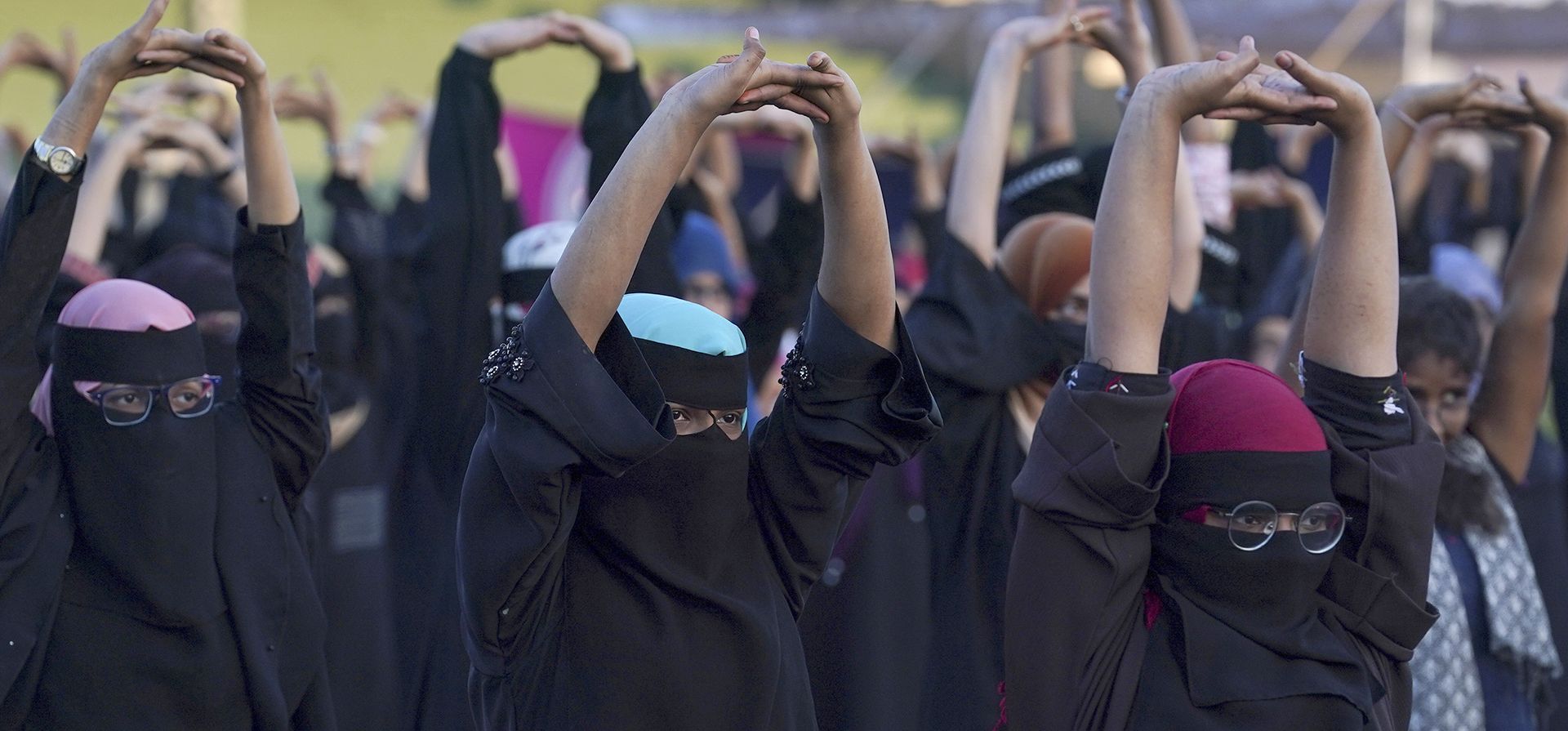 Mujeres practican yoga durante el Yog Mahotsav o festival de yoga en Hyderabad, India, el viernes 17 de febrero de 2023. El evento de tres días destinado a promover el yoga y la meditación comenzó el viernes. (Foto AP/Mahesh Kumar A.)