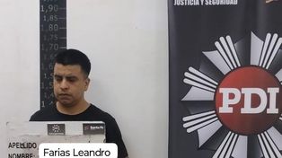 Farías al momento de entregarse en la sede de la PDI