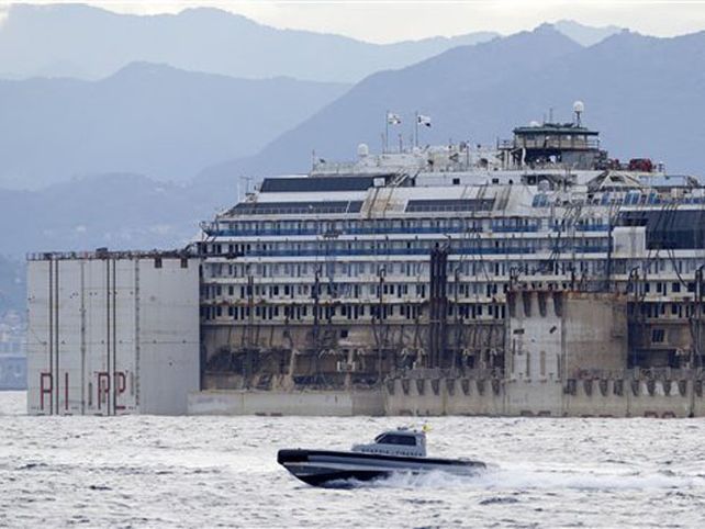 El crucero Costa Concordia llegó al puerto italiano de Génova antes de ser desguazado