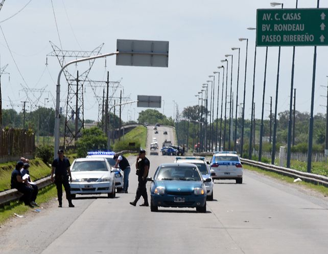 Escenario. El Renault Clío quedó parado en medio de la calle