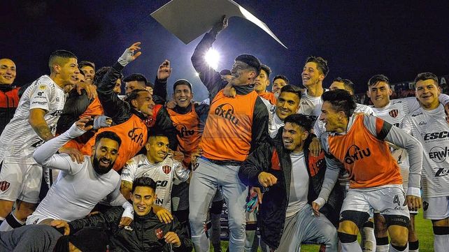 Los jugadores de Patronato festejan la clasificación a octavos.