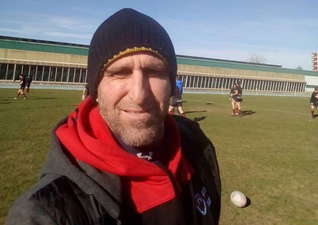 El Pájaro De Azcuénaga es profesor de educación física y entrenador de rugby.