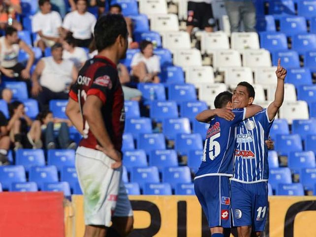Gritalo uruguayo. El delantero Jonathan Ramis será uno de los tres atacantes que pondrá Palmero con el Albo. Foto: UNO/ Archivo