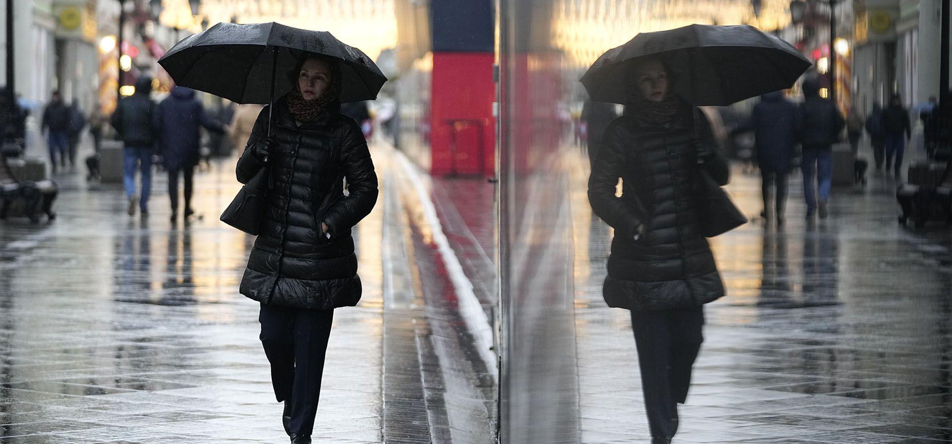 La imagen de una mujer que camina con un paraguas en un día lluvioso, se refleja en una vidriera comercial de Moscú, Rusia, el jueves 21 de noviembre de 2024. (Foto AP/Pavel Bednyakov) La imagen de una mujer que camina con un paraguas en un día lluvioso, se refleja en una vidriera comercial de Moscú, Rusia, el jueves 21 de noviembre de 2024. (Foto AP/Pavel Bednyakov)