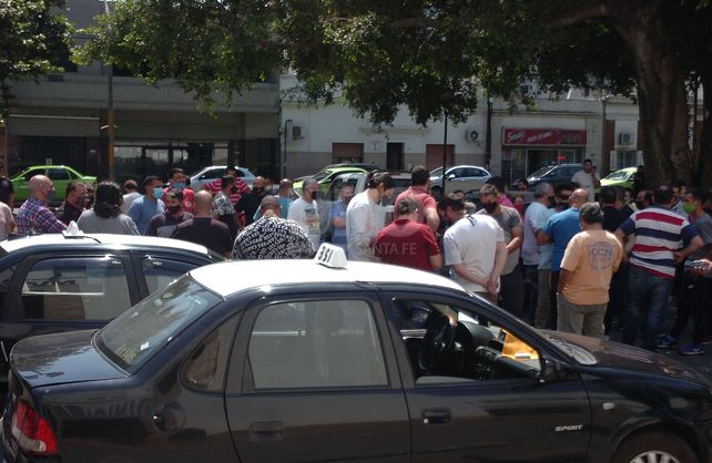 Tras el desembarco de Uber a la ciudad. Taxistas y remiseros autoconvocados se congregaron frente al municipio.