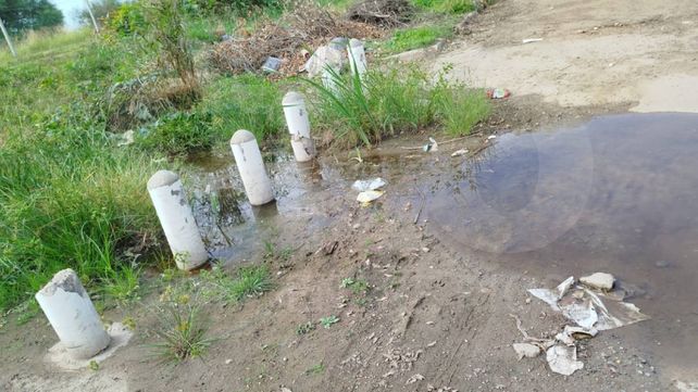 La comuna de Colonia Avellaneda trabaja para solucionar una obstrucción en una cañería cercana a la planta de elevación de líquidos cloacales.&nbsp;