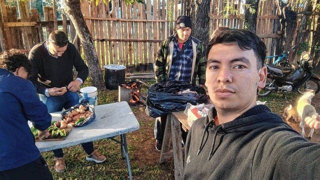 Enzo Lescano junto a un grupo de jóvenes recorren los barrios para llevar un plato de comida.