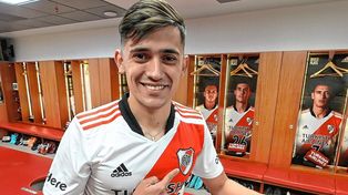 Pablo Solari, luciendo la camiseta de River. El volante podría debutar el jueves ante Gimnasia La Plata.