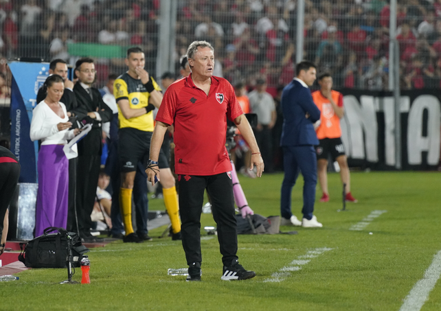 Ricardo Lunari buscará un triunfo de local esta noche ante Huracán