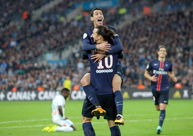 Fiesta parisina.  Ibrahimovic y Di  María festejan el tanto del sueco que decretó la apertura del macador en el Parque de los Príncipes.