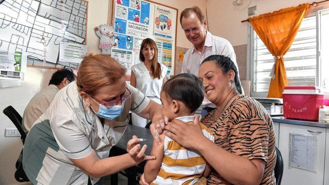 Desde el Ministerio de Salud destacaron la importancia de la vacunación ante la curva ascendente de contagios.