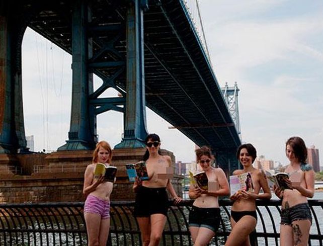 El insólito club de las mujeres que leen en topless