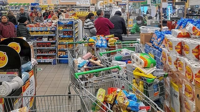 Los empleados del supermercado Vea están en alerta y acampan fuera del edificio