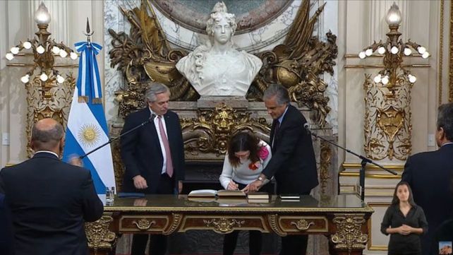 Fernández le tomó juramento a Batakis y se esperan sus primeras definiciones como ministra